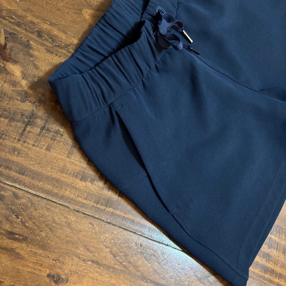 Lululemon 🍋 New On The Fly Shorts Navy Blue Size 6 - Picture 4 of 11